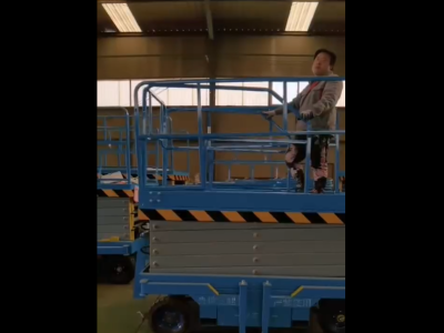 8米移動剪叉式升降機可伸縮臺面展示