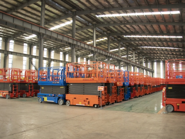 全自行升降機(jī)倉庫